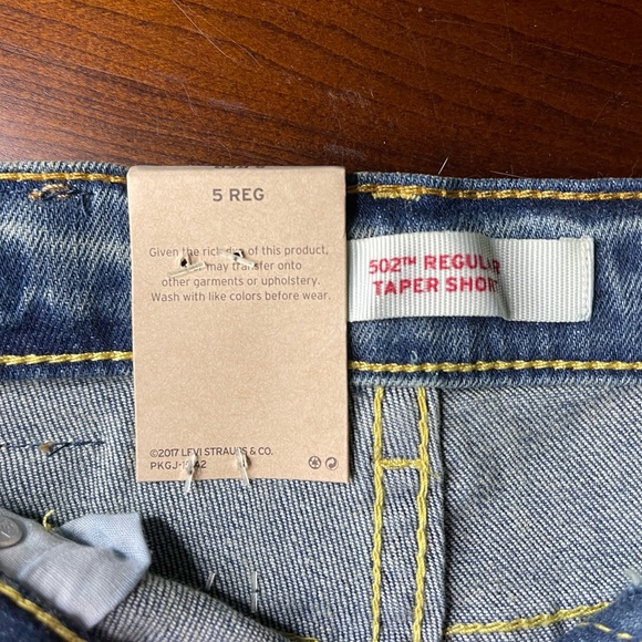 Boys Levi’s Shorts - 502 regular taper short, stretch, size 5 regular - Picture 2 of 6